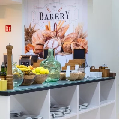 Un coin boulangerie décoré, proposant des fruits frais et des produits artisanaux.