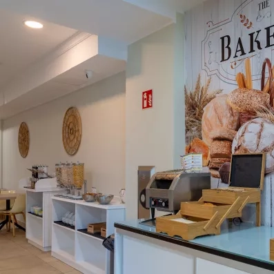 Un alignement de buffets organisés pour le service du petit-déjeuner dans un cadre contemporain.