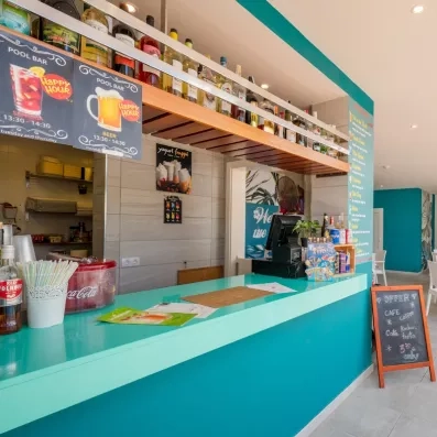 Un comptoir de bar moderne, proposant des boissons et des snacks.