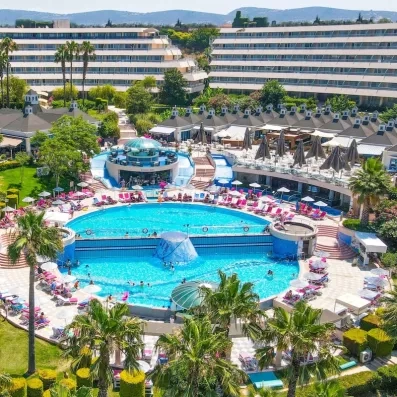 Une vue aérienne d'un vaste complexe hôtelier, autour d'une grande piscine.