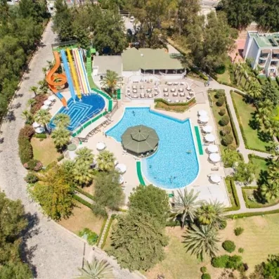 vue en hauteur de la piscine et des toboggans