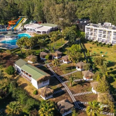 vue en hauteur de l'hôtel et de ses bâtiments