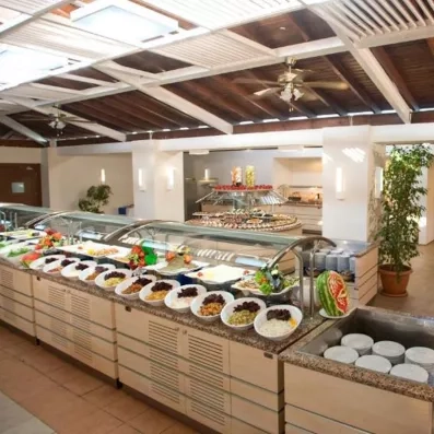 buffet en long dans la salle de restaurant
