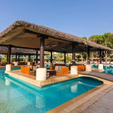 Bar extérieur sur l’eau, au toit en chaume et ambiance tropicale