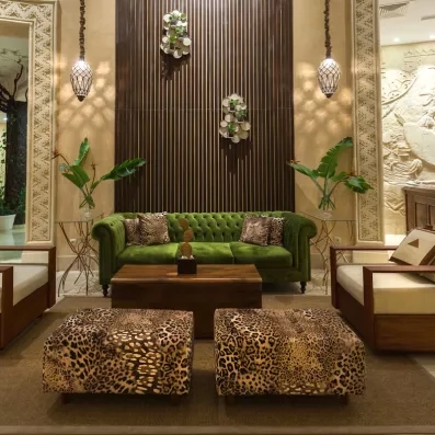 Salon élégant avec canapé vert et décor naturel raffiné et chaleureux