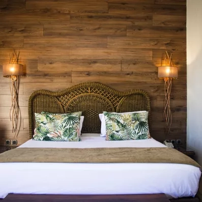 Chambre chaleureuse avec tête de lit tressée et décoration bois exotique