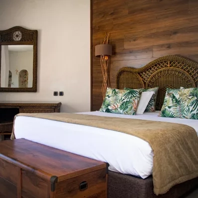 Chambre chaleureuse au style naturel, avec tête de lit tressée élégante