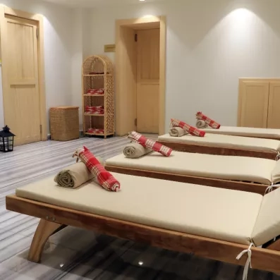 espace de détente avec des tables de massages