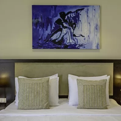 chambre avec un lit et tableau