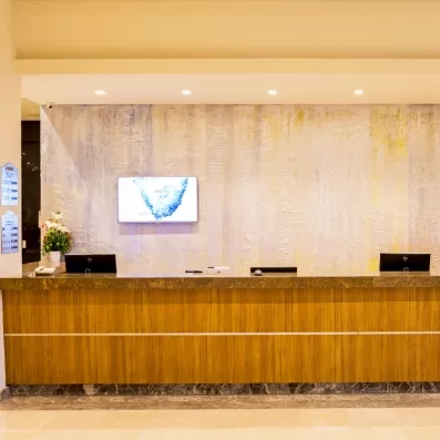 entée avec comptoir de réception