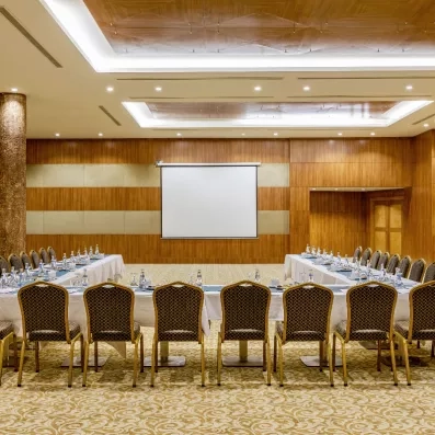 salle de conférence avec chaine et table en U