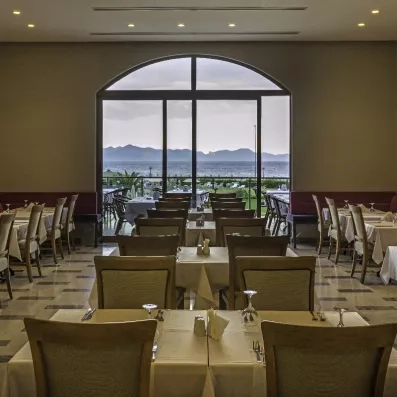 salle de restaurant avec vue sur le jardin