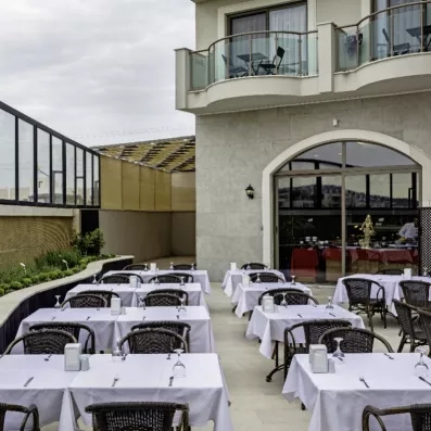 terrasse du restaurant avec tables dressées