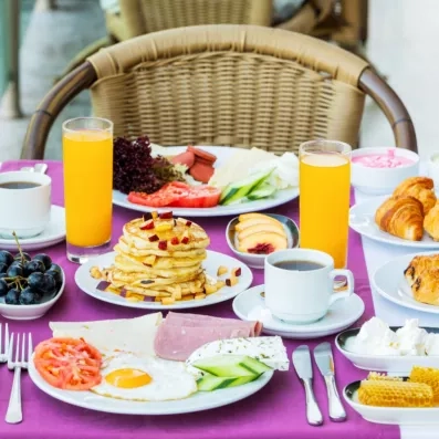 petits-déjeuners servis sur une table