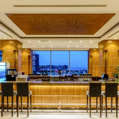 bar du restaurant avec comptoir et chaises hautes