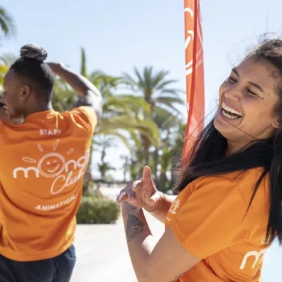 deux animateurs souriants représentant mondial tourisme 