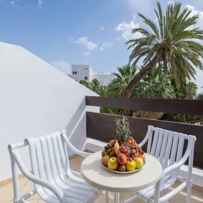 Corbeille de fruits exotiques sur le balcon ensoleillé d'une chambre à l'hôtel Marhaba Salem Monastir.