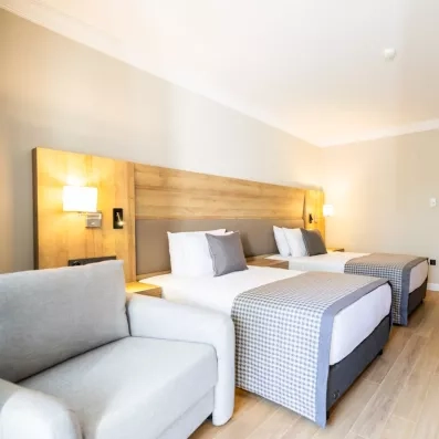 Un angle de vue mettant en avant les têtes de lit et le fauteuil d'appoint.