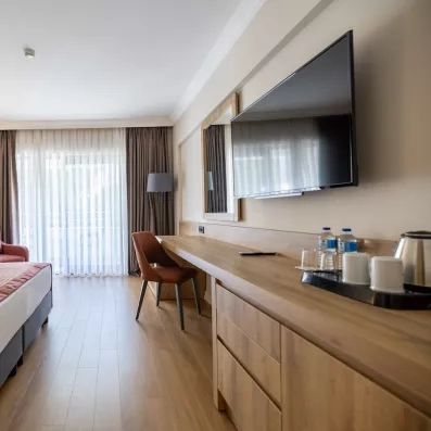 Vue du bureau d'accueil en bois équipé d'un plateau de courtoisie et d'une télévision.