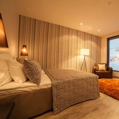 Chambre de l'hôtel avec grand lit deux places, vitre vue sur neige, ambiance clame