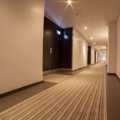 Hall des chambres de l'hôtel, tapis, spots lumière 