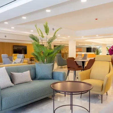 Une vue d'ensemble du lobby mêlant fauteuils design et zones de détente.