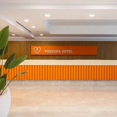 Une vue du comptoir de réception moderne, soulignée par un habillage orange.