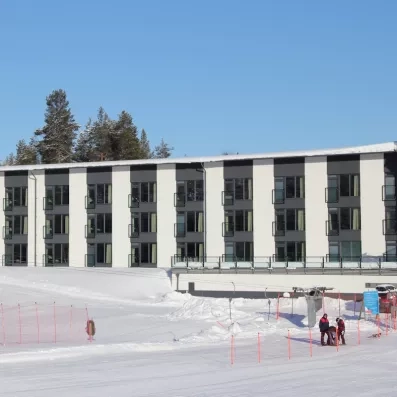 Bâtiment de l'hôtel, neige, skieurs, arbres, nature