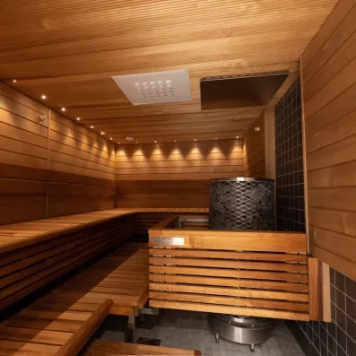 Cabine de sauna au spa de l'hôtel, relaxation, ambiance calme