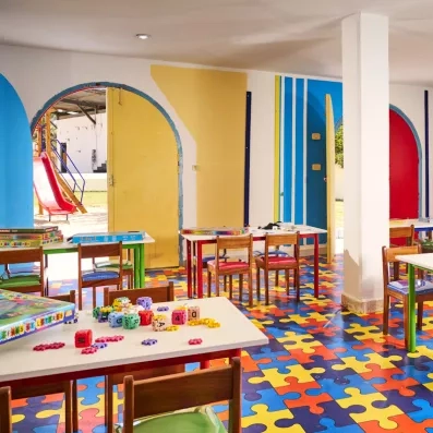 Club enfant coloré avec jeux éducatifs et puzzles pour des vacances en famille à Djerba.