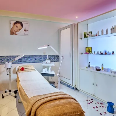 Salle de soins esthétiques moderne et lumineuse pour un séjour bien-être à l'hôtel de Djerba.