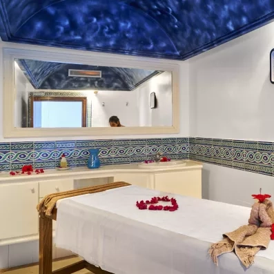Cabine de massage élégante avec plafond étoilé bleu au centre de thalassothérapie des Quatre Saisons.