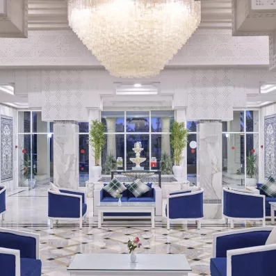 Hall d'entrée luxueux avec lustre imposant et architecture orientale raffinée à l'hôtel Quatre Saisons Djerba.