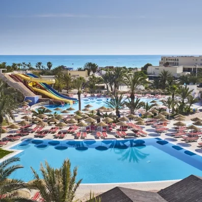 Grand parc aquatique avec toboggans colorés et piscines sous le soleil de l'hôtel Quatre Saisons Djerba.