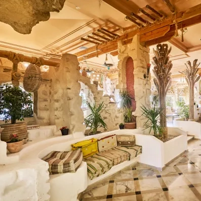 Décoration intérieure traditionnelle tunisienne avec banquettes et poteries typiques au sein de l'hôtel à Djerba.