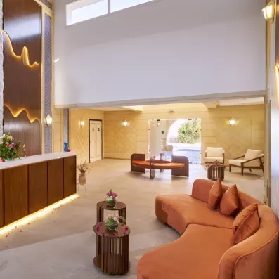 Réception moderne et lumineuse de l'hôtel Les Quatre Saisons à Djerba avec salon design et épuré.