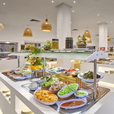 Grand buffet de salades fraîches et entrées variées au restaurant de l'hôtel Les Quatre Saisons à Djerba.