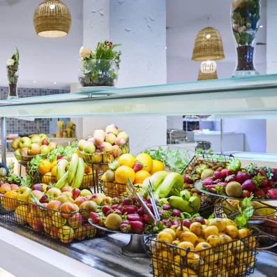 Corbeilles de fruits frais et exotiques joliment présentées au buffet de ce complexe hôtelier tunisien.