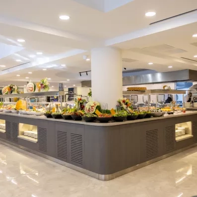 Une vue d'un long buffet, mettant en avant des compositions de crudités et de fruits.
