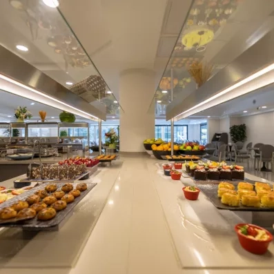 Un gros plan appétissant sur une sélection de pâtisseries et de fruits frais.