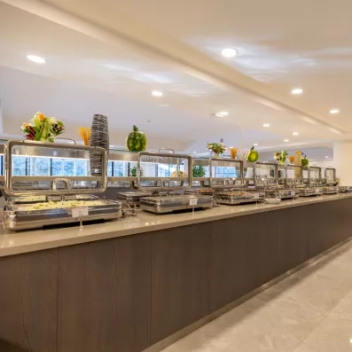 Un buffet avec une rangée de chauffe-plats sur un comptoir pour le service des plats chauds.