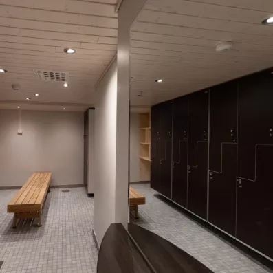 Vestiaire su spa, casier sécurisé, banquettes en bois