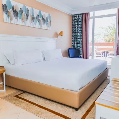 Chambre double spacieuse et moderne avec balcon privatif offrant une vue sur le Marhaba Salem Monastir.