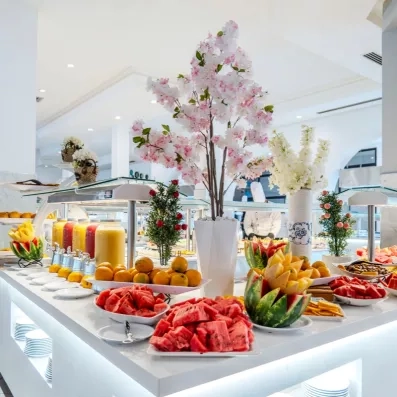 Buffet de fruits frais, pastèques et jus pressés au restaurant du Djerba Aqua Resort en Tunisie.