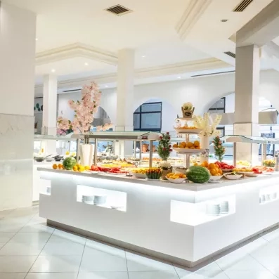 Présentation généreuse du buffet de desserts et fruits tropicaux dans le restaurant principal de l'hôtel.