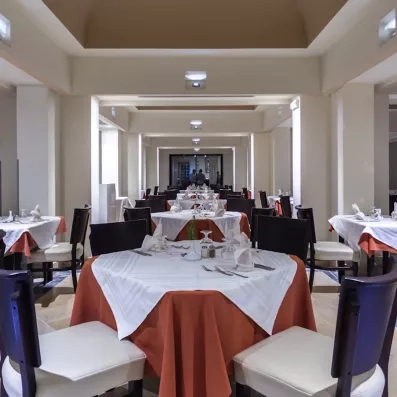Salle de restaurant élégante au César Thalasso Djerba avec tables dressées pour un séjour gastronomique en Tunisie.