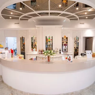 Bar luxueux au design oriental moderne avec coupole sculptée pour un séjour détente à Djerba.