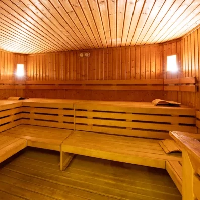 Sauna traditionnel en bois spacieux pour une séance de bien-être relaxante lors d'un voyage en Tunisie.