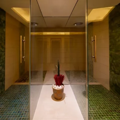 Douches sensorielles modernes au design élégant et mosaïques colorées dans le centre de thalasso de l'hôtel.