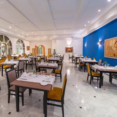 Salle de restaurant moderne et lumineuse au design bleu et blanc, Mondial Tourisme à Djerba.